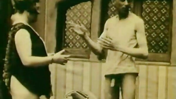 ஃபிரிஸ்கி பொன்னிறக் குழந்தை கரோல் ஜி, படிகளின் மேல் அவளது பெரிய மார்பகங்களை நக்குகிறாள்