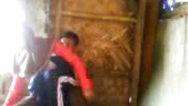 வயதான பிச்சும் அழுக்கான டீன் ஏஜ் ஒரு இனிப்பு கிரீம் குச்சியைப் பகிர்ந்து கொள்கின்றன