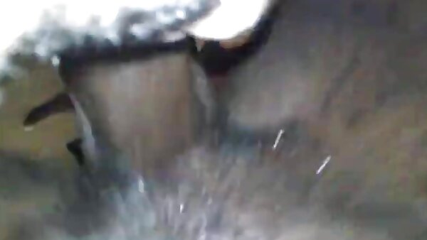 கவர்ச்சியான பிகினி டான் கோடுகளுடன், ஜீன்ஸை கழற்றி சுயஇன்பத்தில் ஈடுபடும் குஞ்சு