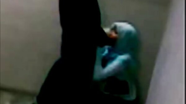 ஸ்டாக்கிங்கில் உள்ள மார்பளவு வெள்ளை நிற ஃப்ளூஸி ப்ளோஜாப் கொடுக்கிறது