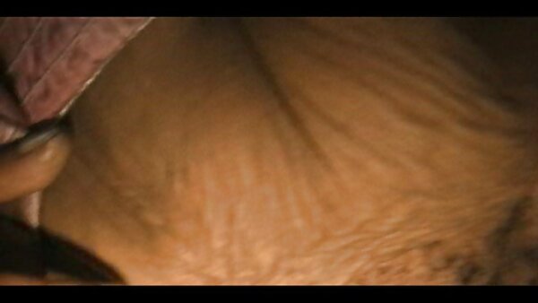 காமம் நிறைந்த கல்லூரிக் குஞ்சு, கில்ட் ஸ்கர்ட்டைக் கழற்றாமல் தன் ஆசிரியை சவாரி செய்கிறது